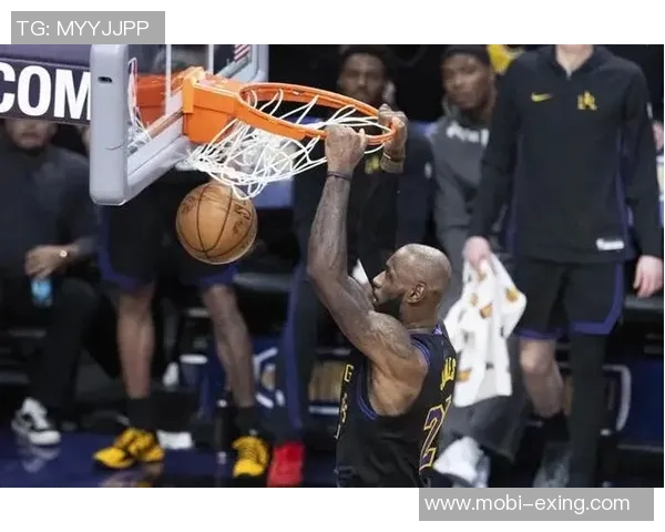 詹姆斯转发拉拉维亚精彩暴扣视频称赞杰克飞跃表现令人惊叹